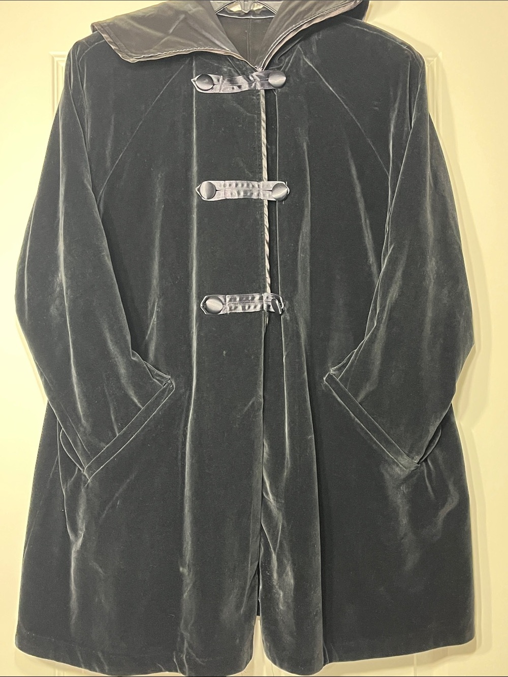 Vintage Drizzle Black Velvet Hooded Cape Coat Women Size 2 Made USA Gothic Lined